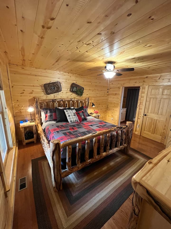 Dormitorio principal con cama de tronco tamaño king