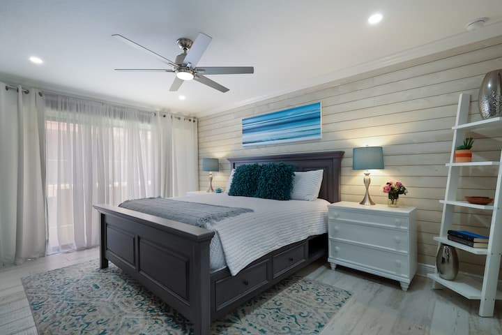 主卧加大双人床套房