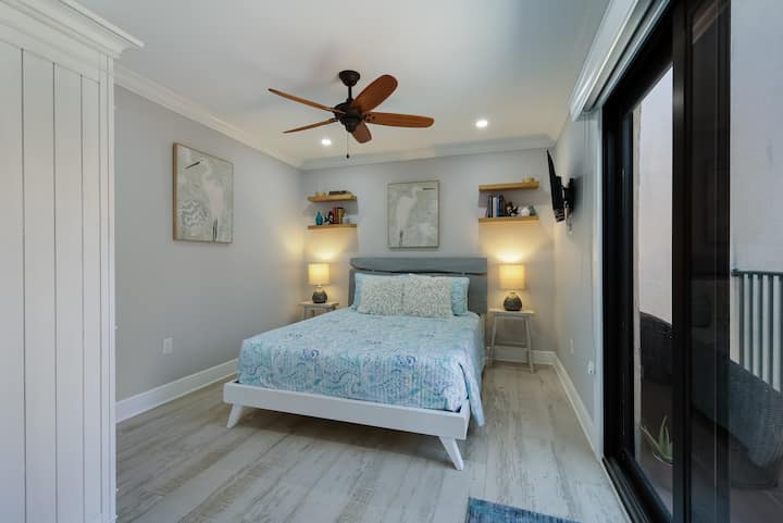 带标准双人床的书房