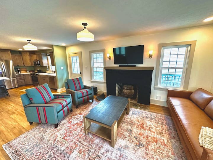 Tippecanoe Lakefront Classic Cottage Cottages for Rent in Leesburg