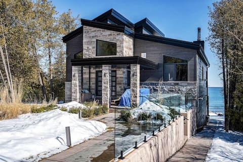 Bayview Oasis: Luxe Lake House w/ Pickleball Court