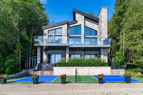 Bayview Oasis: Luxe Lakeside Escape w/ Pickleball