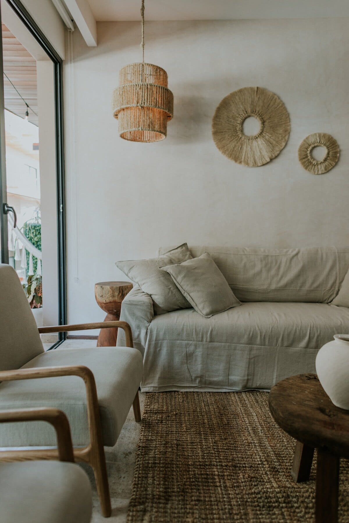 Sebule iliyo na kochi la ukubwa wa malkia