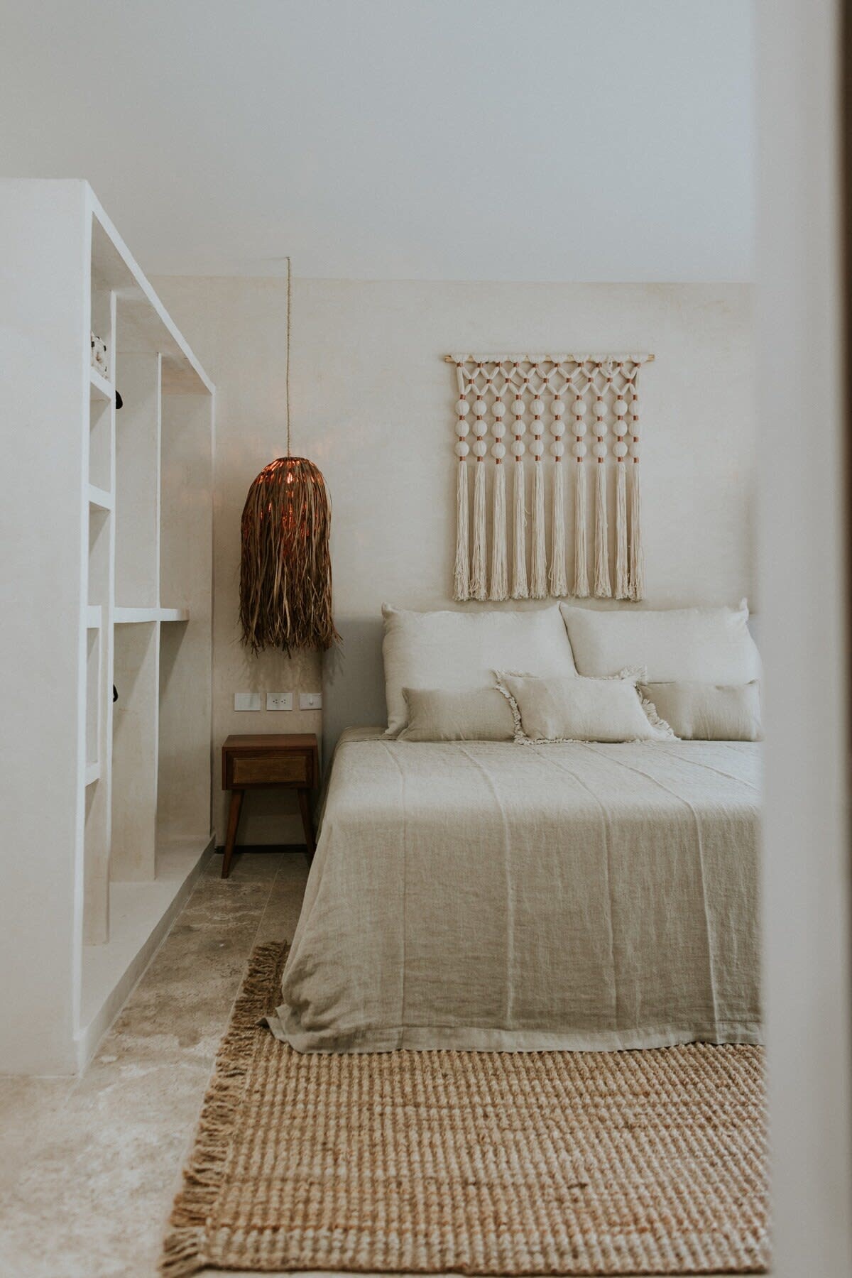 Chumba cha kulala cha mtindo wa Boho chenye rangi za joto