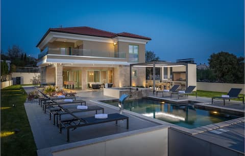 Top Airbnb: Awesome home in Brzac in Brzac