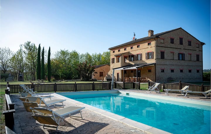 6 Bedroom Beautiful Home In Treia - Marken