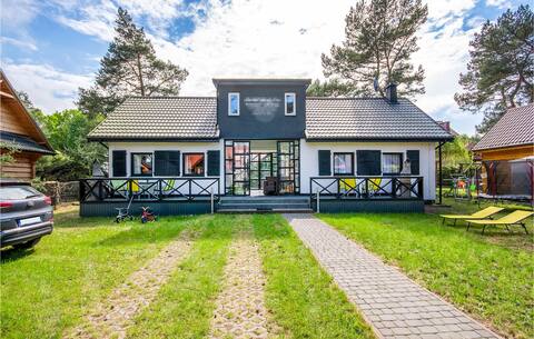 Beautiful apartment in Jaroslawiec with WiFi