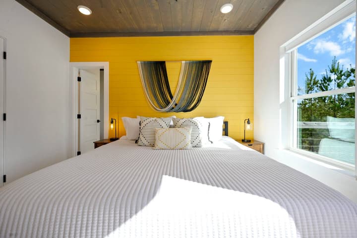 Détendez-vous dans le lit king size de la salle de bain attenante à l'étage (chambre 3)
