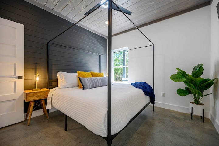 Détendez-vous dans le lit king size de la chambre 2