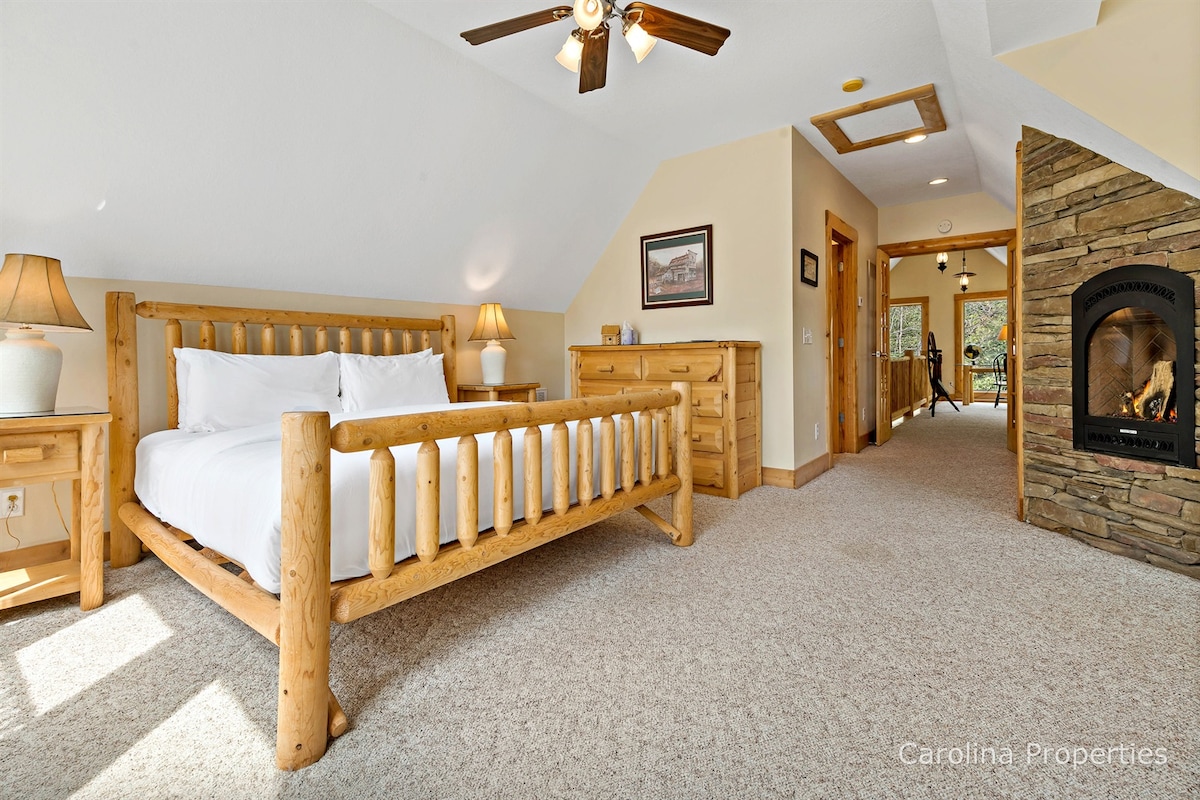 Slaapkamer op de bovenste verdieping met propaan open haard en kingsize bed.