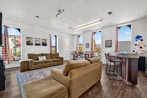 Fab 2BR Downtown Loft Celebrating TN History