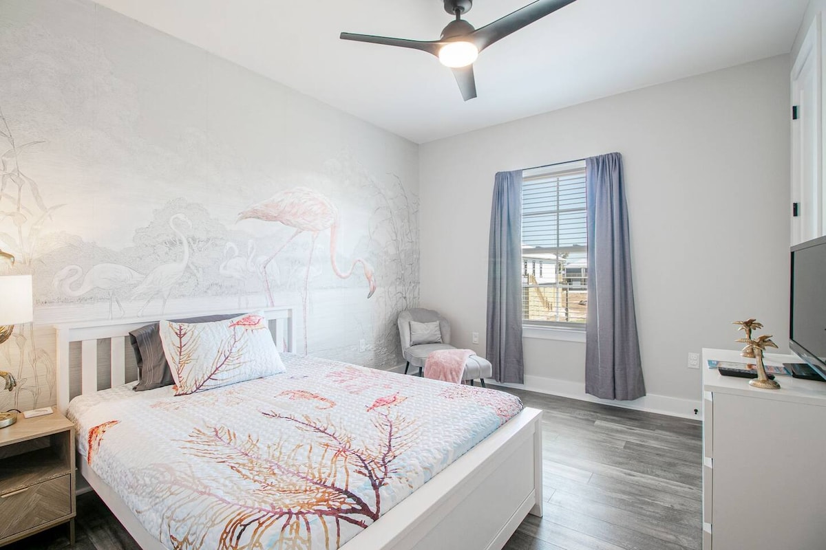 เพลิดเพลินไปกับบรรยากาศที่สนุกสนานและเขตร้อนของห้องนอนนี้โดยการพักผ่อนบนเตียงเมมโมรี่โฟมเต็มรูปแบบและเตียงคู่ที่สะดวกสบายในขณะที่เล่นเกมบนระบบเกม Nintendo โคมไฟฟลามิงโกและภาพจิตรกรรมฝาผนังฟลามิงโกที่มีชีวิตชีวาช่วยเพิ่มความสนุกสนานและสีสันให้กับ