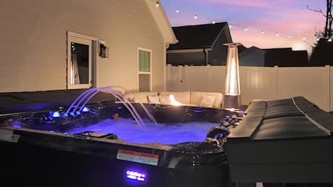 Hidden gem! Hot tub/Fireside Lounge/WWC/Airport