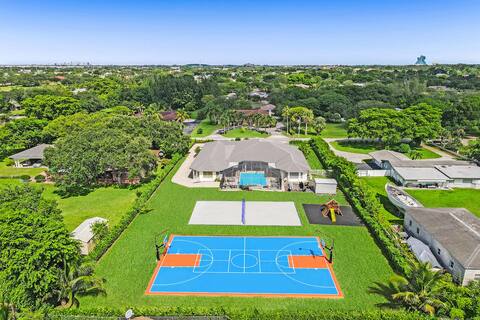 Luxury 8BR Estate w POOL & Gameroom + - 24 Guests