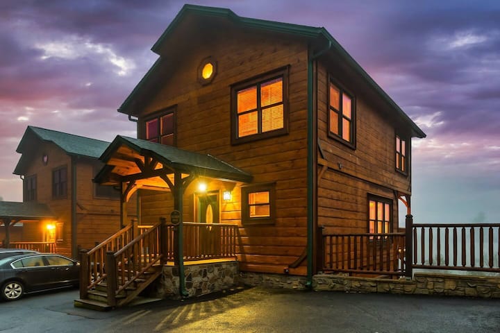 Hot Tub, Theater, Pool & Games | Smoky Mountains - Gatlinburg, TN