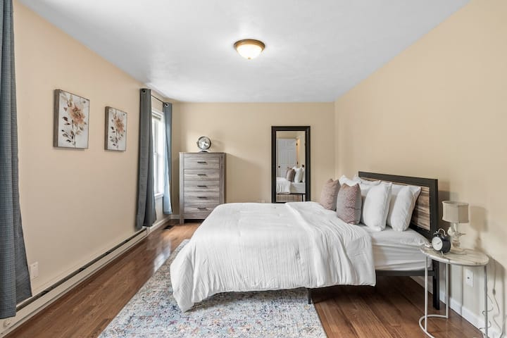 二楼卧室宽敞。 衣柜和衣物存放处。