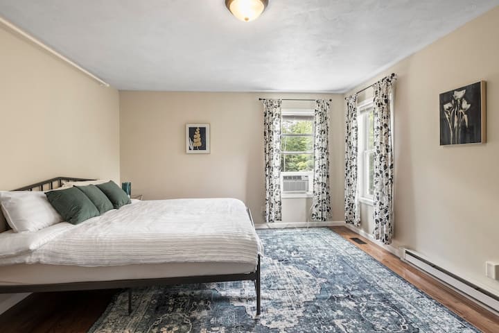 2楼有大号双人床卧室，配有衣柜储物柜和梳妆台。