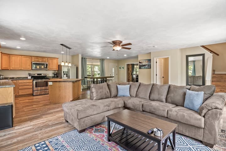 ¡Trae a la tripulación: familiares, amigos o ambos! Amplias zonas de estar para reírse y pasar el rato hasta altas horas de la noche, además de cómodos dormitorios cuando llega el momento de recargar energías. Ya sea para una noche de cine o para tomar un café por la mañana, este lugar está hecho para pasar buenos momentos.