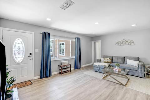 Deluxe Ontario Getaway: King Beds + Backyard + BBQ