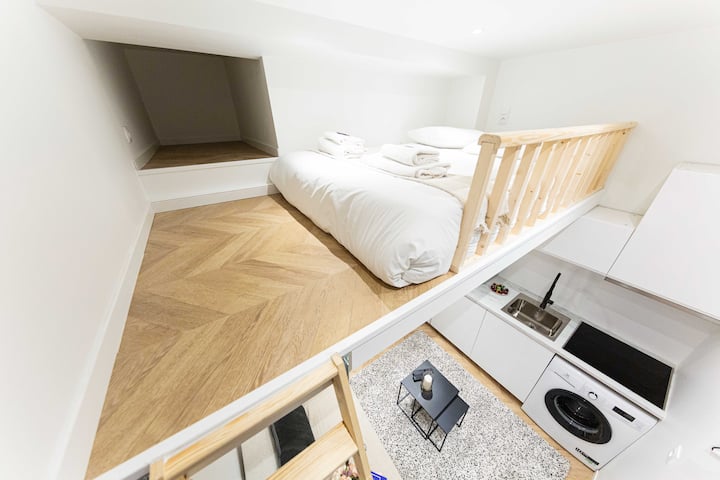 Sebule nzuri kwenye ghorofa ya chini iliyo na sofa na runinga, eneo la kulala kwenye ghorofa ya kati 