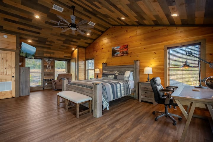 ห้องนอนลอฟท์พร้อมเตียงคิงไซส์และห้องน้ำส่วนตัว