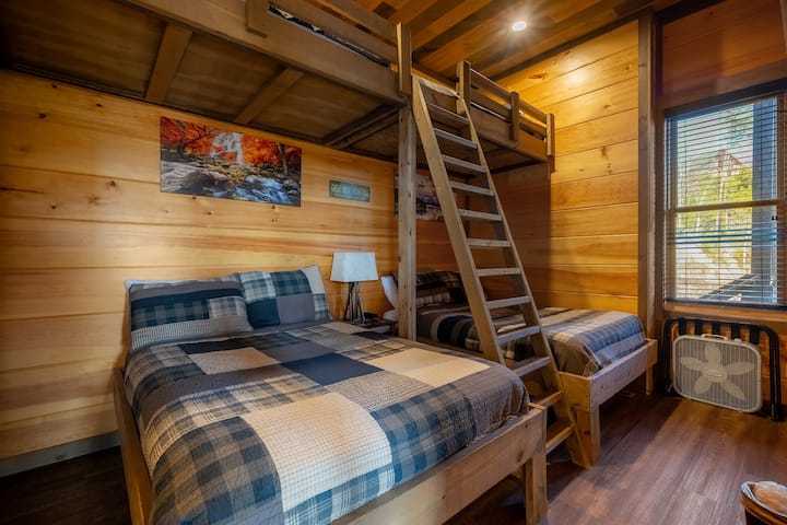 ห้องเตียงสองชั้น เตียงเต็ม 2 เตียงชั้นล่าง เตียงเดี่ยว 2 เตียงชั้นบน