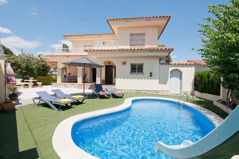 Vela: House with swimming pool in l'Escala, a few