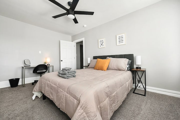  Matandiko laini, feni ya dari na hali ya utulivu pamoja na dawati la kazi