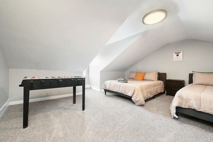 Chumba cha 3 cha kulala -  Sehemu ya kipekee ya mtindo wa roshani iliyo na vitanda viwili na meza ya mpira wa magongo