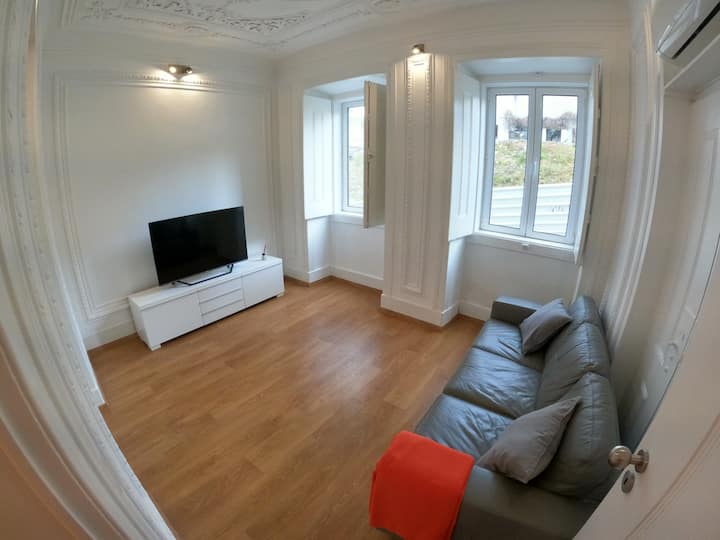 Lisbon, renewed T1 apartment with pateo near Márti Flats for Rent in