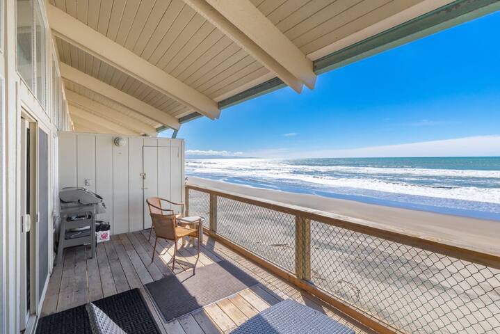 Sand Dollar Beachfront Home, Direct Beach Access! gallery image 4