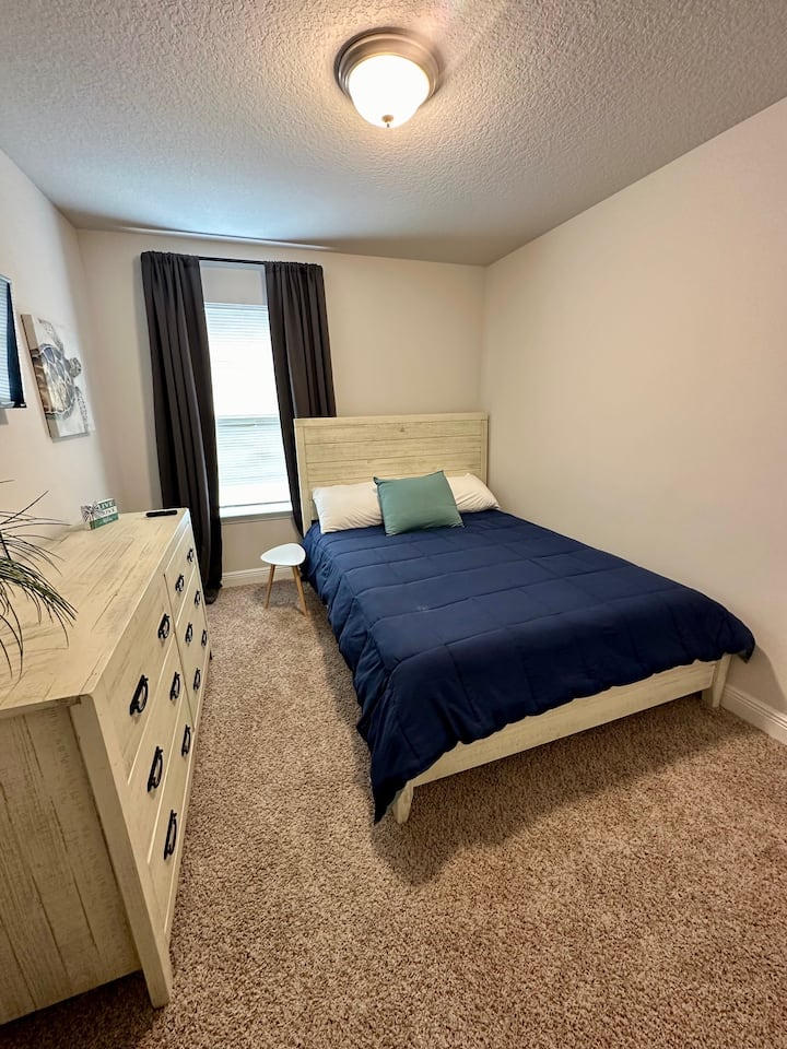 غرفة نوم الضيوف رقم1 بسرير كبير وخزانة وتلفزيون ذكي.