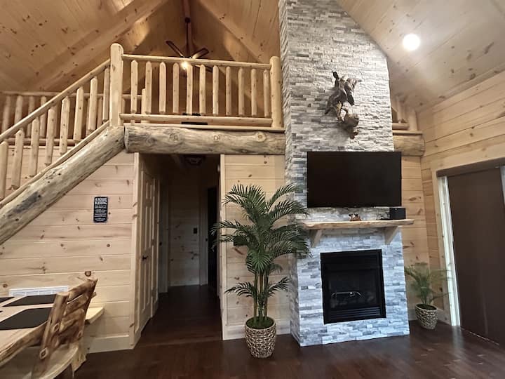 Bear Tracks Getaway Cabin Cabins for Rent in Campbellsville, Kentucky
