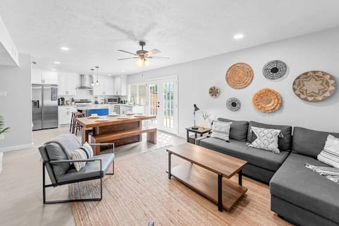 Stylish 5BR Ranch Retreat: Comfort & Convenience!
