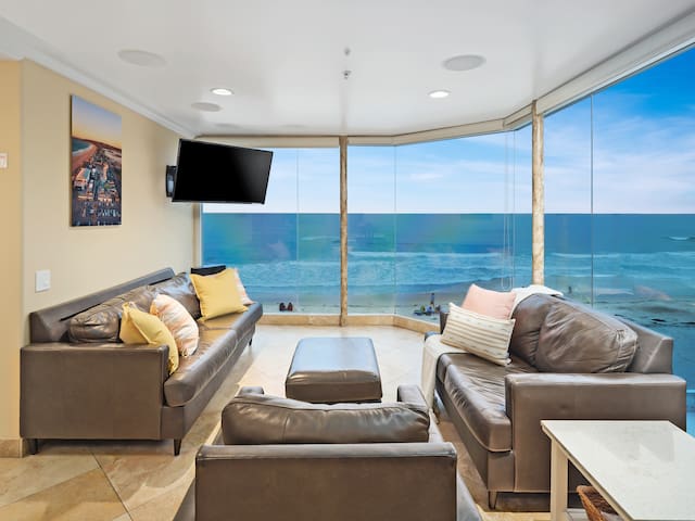 Oceanfront Penthouse: Luxury Views, A/C & Parking!