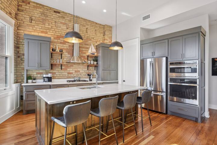 The Banker’s Suite on 2nd St by Hotel Excelsior gallery image 2