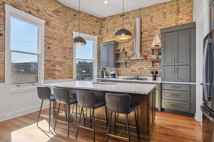 The Banker’s Suite on 2nd St by Hotel Excelsior gallery image 3