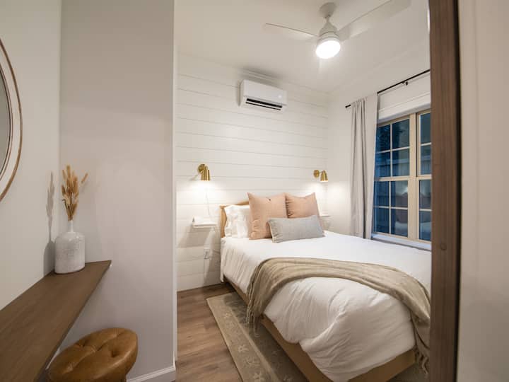 Дясната спалня е огледало на лявата спалня със собствено мини сплит отопление и климатик.