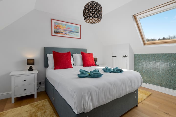 საძინებელი, ხედი მდინარეზე, აივანი, ტელევიზორი და მულტიმედია