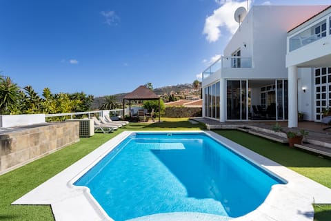 Fantastic home with amazing sea views