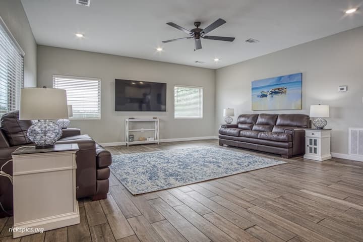 Veliki televizor u dnevnom boravku