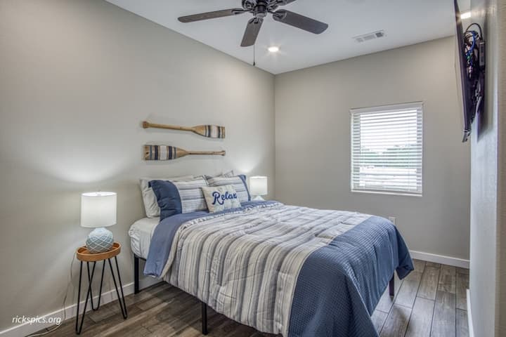 Druga spavaća soba s televizorom 