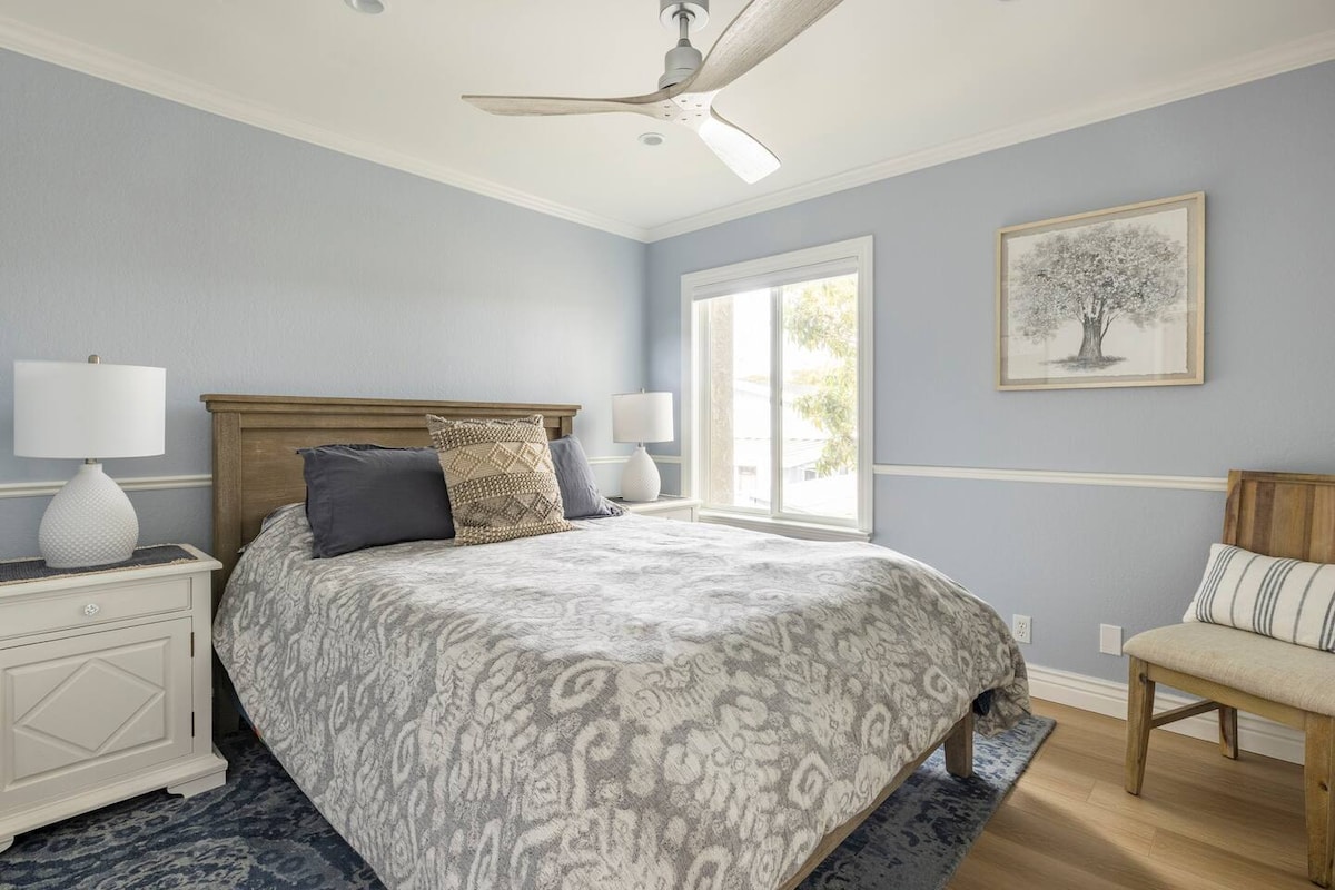 Spare bedroom furnished with a comfy queen sized bed and closet with built-in John Louis Home closet organizer.