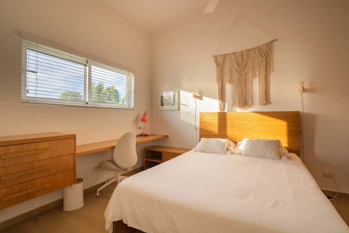 Schlafzimmer und Arbeitsbereich mit Klimaanlage