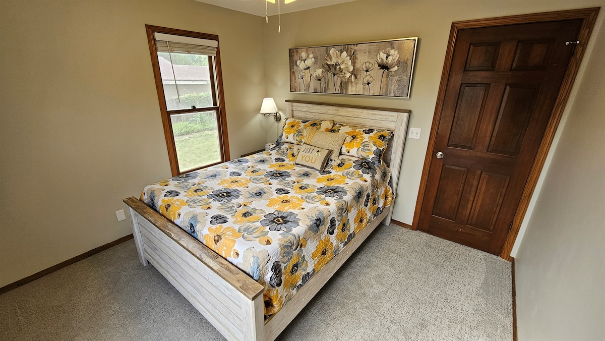 La cama tamaño queen en el segundo dormitorio cuenta con colchón y almohadas de la marca Purple.