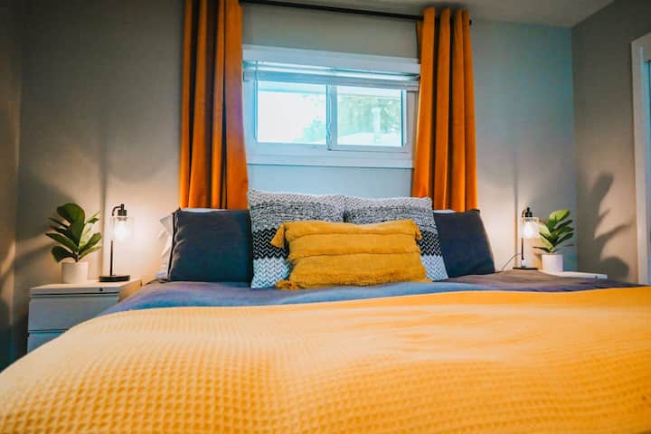 El dormitorio principal de Brooks tiene una cómoda cama tamaño king.