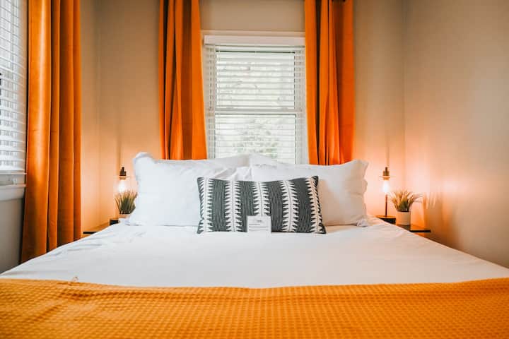 Disfruta de unas buenas noches en el resto de uno de los dormitorios secundarios.