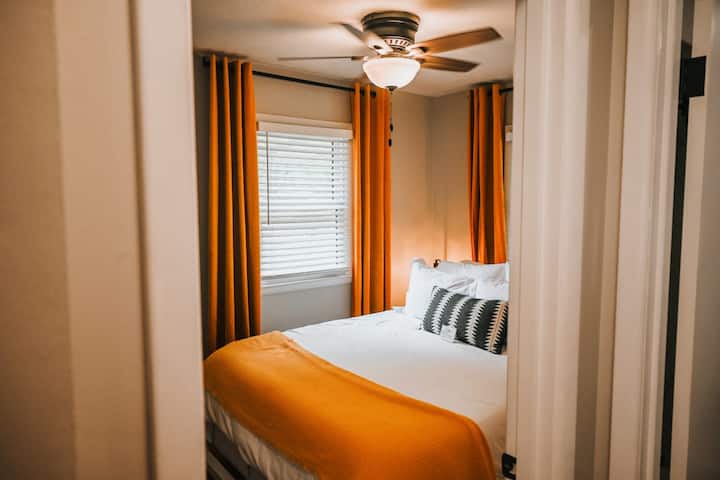 Otro dormitorio espacioso con una cama tamaño queen en Brooks