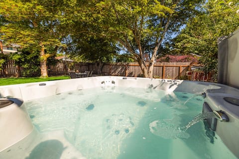 Walk 2 Proctor-Pets! Fenced Yard-HotTub-Fam Fun!