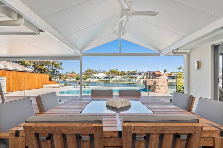 4 bedroom with large water frontage and pool gallery image 5